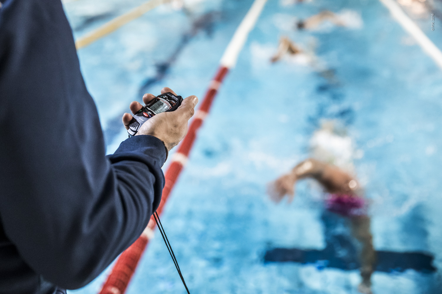 allenatore con cronometro nuoto agonistico millennium